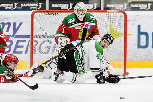 Rögles Jesper Jensen ligger på knä framför Moras