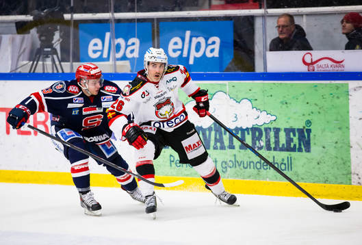 Malmö Redhawks Yanick Lehoux i kamp om pucken med