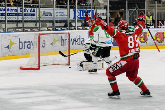Moras Patrik Karlkvist jublar