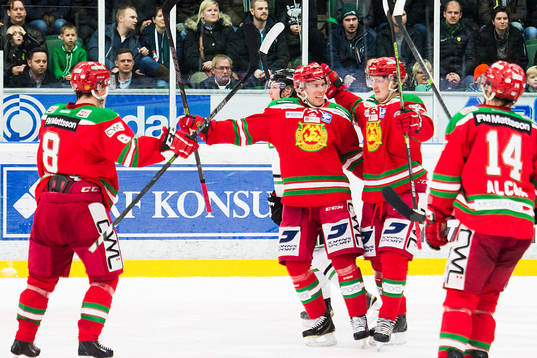 Moras Patrik Karlkvist gör 1-1 och jublar