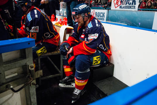 Djurgårdens Marcus Nilson deppar i båset