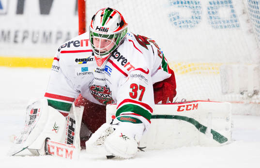 Modos målvakt Adam Reideborn blockerar pucken