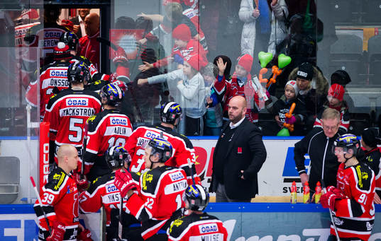Örebro vinner med 3-2 och jublar med fansen