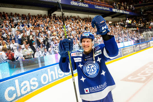 Leksands Toni Kähkönen jublar med publiken