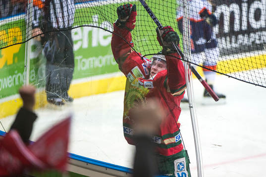 Frölundas Anton Blidh har gjort 1-0 och jublar