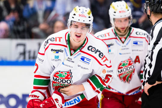 Modos Emil Djuse grimaserar