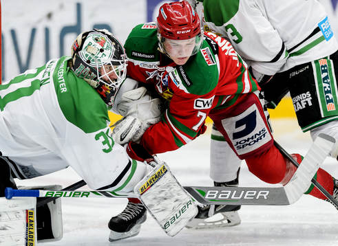 Rögles målvakt Lars Volden och Moras Johan Johnsson