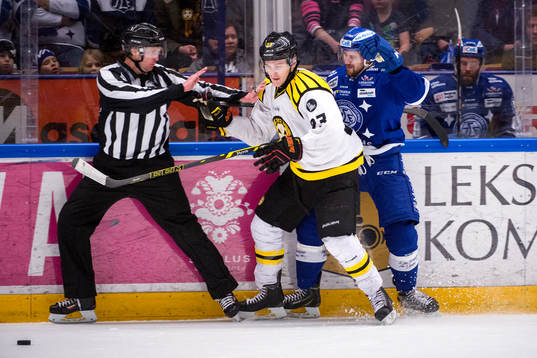 Brynäs Bill Sweatt tacklar Leksands Ryan Russell