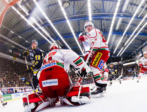 s Patrik Carlsson och Modos Emil Djuse  ser på pucken