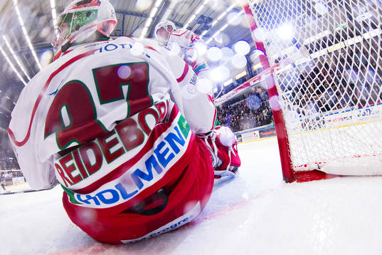 Modos målvakt Adam Reideborn deppar