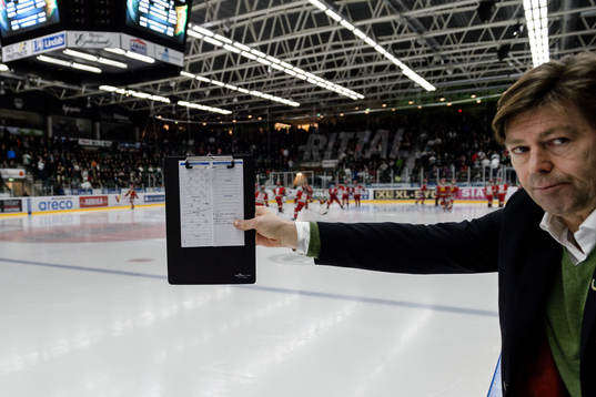 Rögles assisterande tränare Gunnar Persson håller upp en