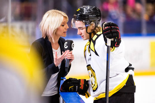 Brynäs Adam Brodecki blir intervjuad utav Cmores Lovisa