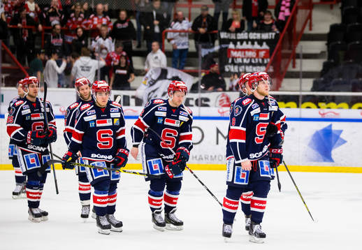 Södertäljes spelare ser deppiga ut