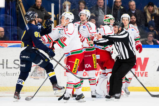 s Andreas Jämtin i gruff med Modos Samuel Påhlsson