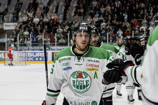 Rögles Christopher Liljewall firar med båset