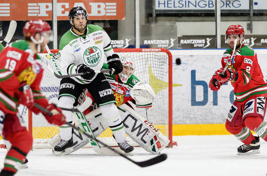 Rögles Andre Deveaux  framför Moras målvakt Dan Bakala