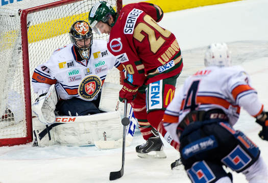 Frölundas Joel Lundqvist oroar framför Växjös målvakt