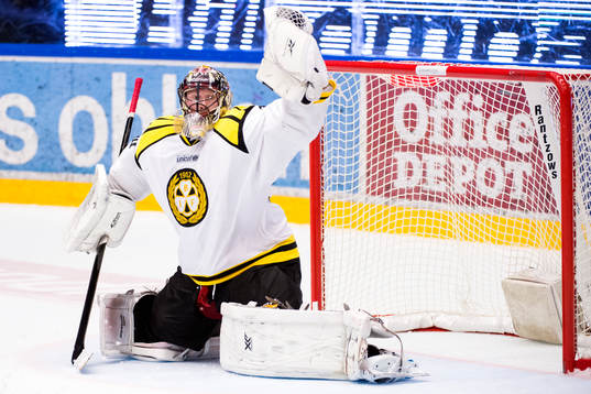 Brynäs målvakt Johan Holmqvist gör en räddning med