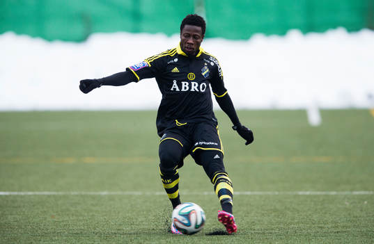 s Ebenezer Ofori med bollen