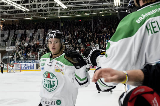 Rögles Jakob Lilja fira med båset