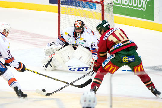 Frölundas Mattias Janmark kommer fri mot Växjös målvakt