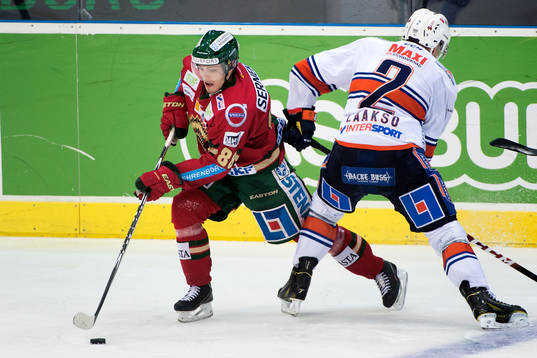Frölundas Andreas Johnson går förbi Växjös Teemu Laakso