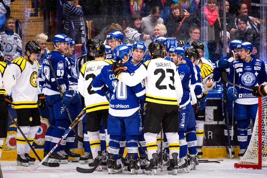 Leksands Tomi Sallinen, i mitten, reder ut viss oenighet