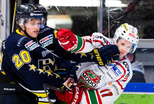 s Lawrence Pilut i gruff med Modos Kyle Flanagan