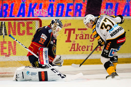 Djurgården målvakt Mikael Tellqvist stoppar en målchans