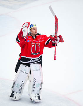 Örebros målvakt Julius Hudacek jublar