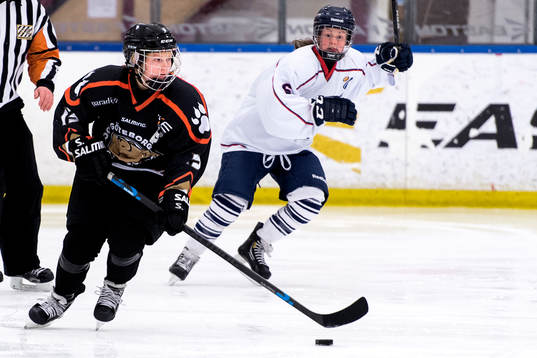 s Matilda Carlsson och Linköping HC2:s Georgina Farman