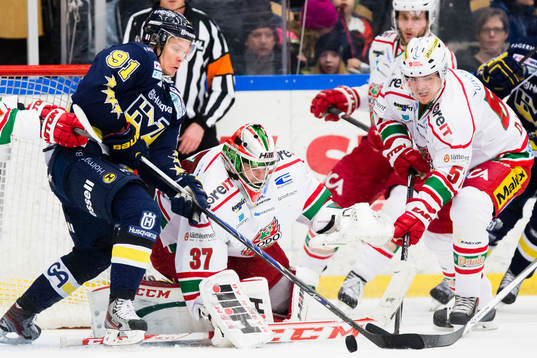 s Andreas Jämtin framför Modos målvakt Adam Reideborn