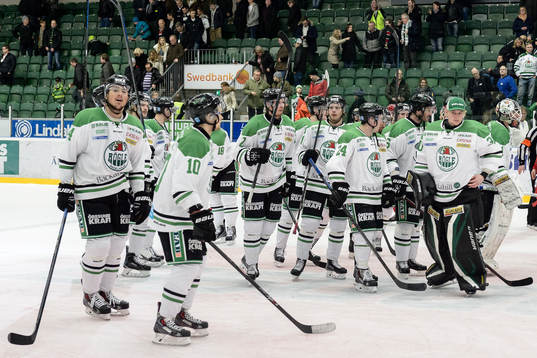 Rögles spelare firrar i mittcirkeln