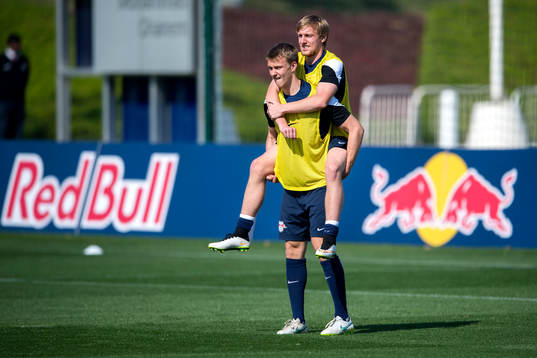 Leipzigs Emil Forsberg bärs av Lukas Klostermann