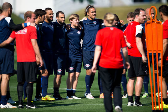 Leipzigs Emil Forsberg och Yussuf Poulsen lyssnar på en