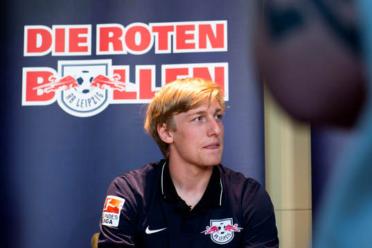 Leipzigs Emil Forsberg blir intervjuad