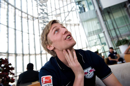Leipzigs Emil Forsberg blir intervjuad