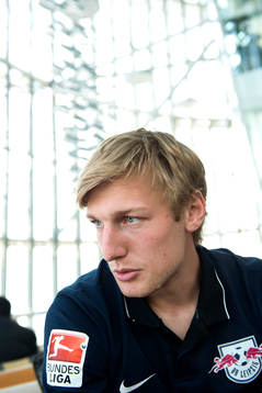 Leipzigs Emil Forsberg blir intervjuad