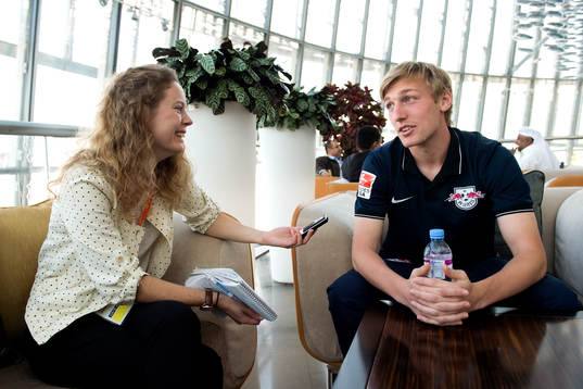 Leipzigs Emil Forsberg blir intervjuad av Nicolinn Nilsson,