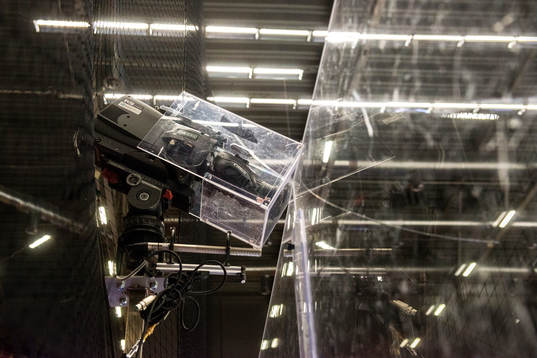 En videokamera ovanför plexiglaset före riktad mot isen