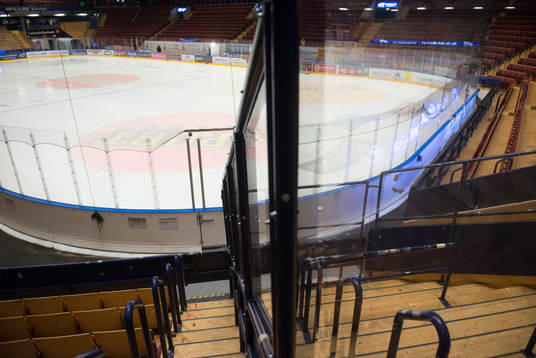 Plexiglas mellan bortastå och hemmapublikens