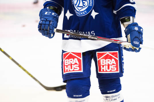 Leksands nya sponsor Bra Hus på spelarna före