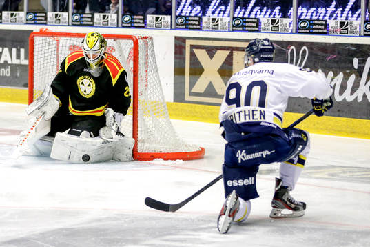s Ted Brithén och Brynäs målvakt Bernhard Starkbaum