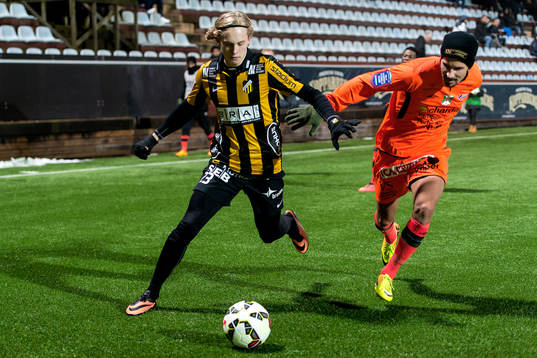 Häckens Simon Sandberg och Varbergs Eduard Zuta i en