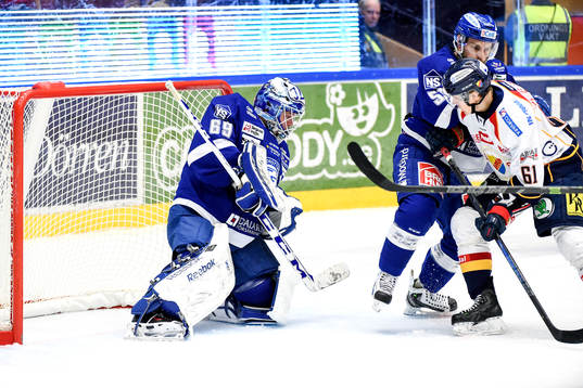 Leksands målvakt Oscar Alsenfelt och Kevin Kapstad hjälps