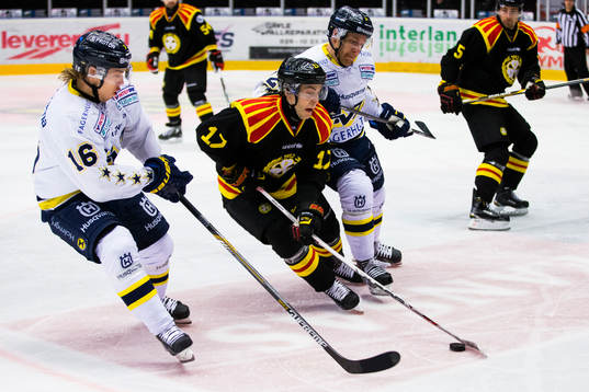 s Filip Sandberg och Teemu Laine uppvaktar Brynäs Pathrik