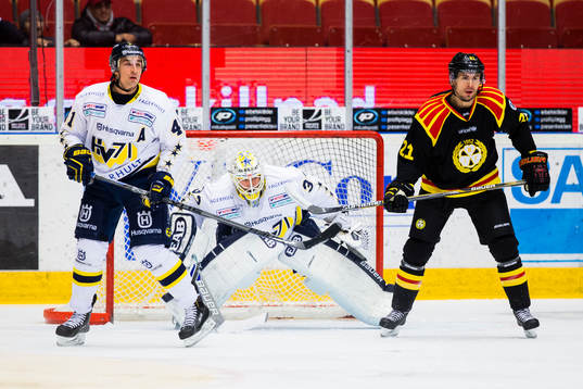 s Chris Campoli (v) och Brynäs Tim Wallace (h) framför