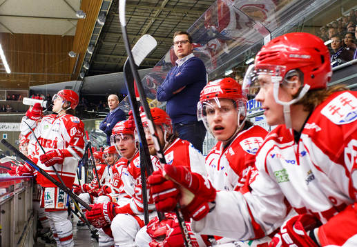 Timrås assisterande tränare Jens Öhman med spelarna i