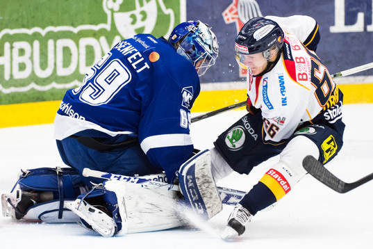 Leksands målvakt Oscar Alsenfelt räddar skott från
