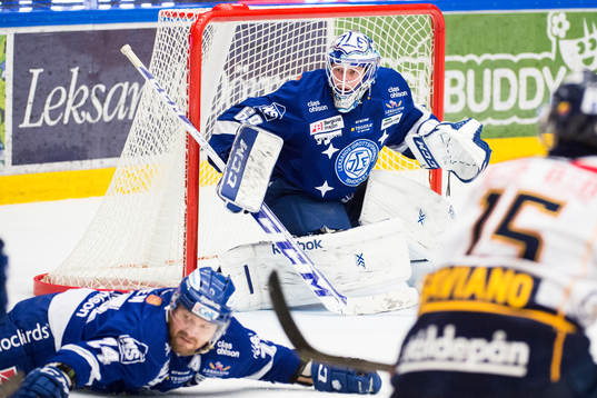 Leksands Jonas Frögren på isen framför Leksands målvakt